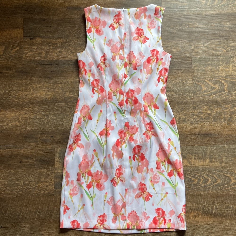 Floral Dress - Knee Length - Form Fitting - Picture 3 of 5